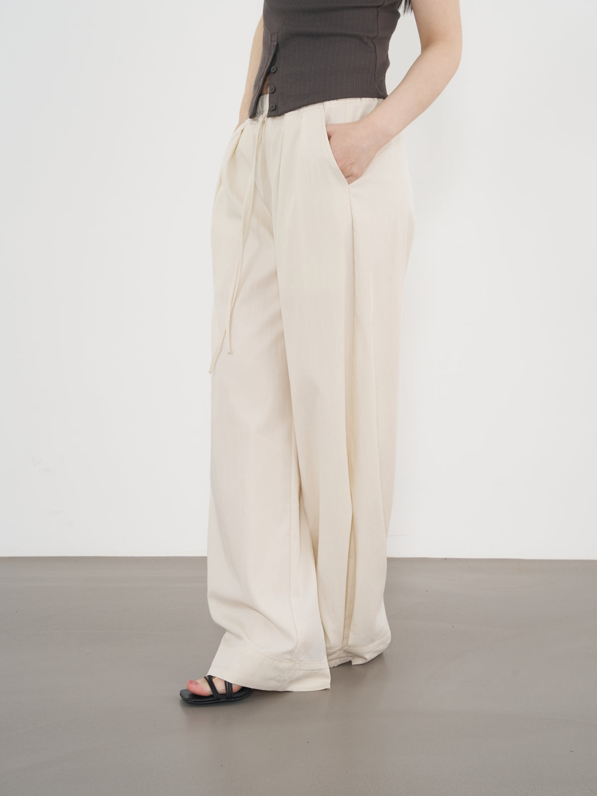 Pull-On Wide Trousers 鬆緊寬版長褲-Beige