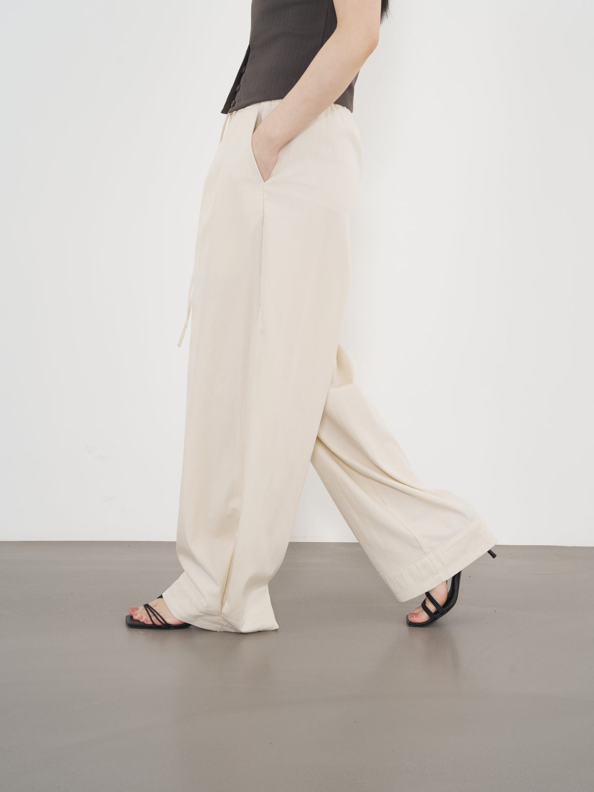 Pull-On Wide Trousers 鬆緊寬版長褲-Beige