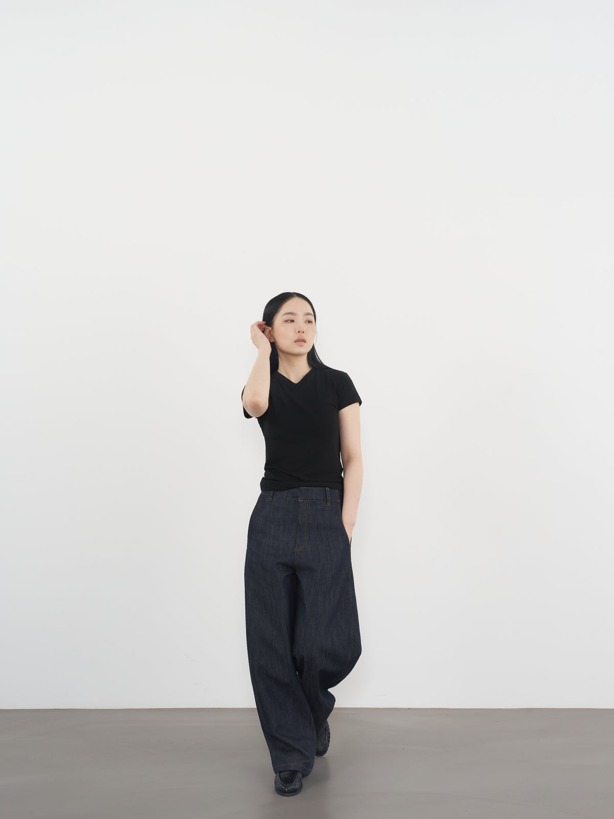 Logo T-Shirt  01 V領品牌T恤-Black
