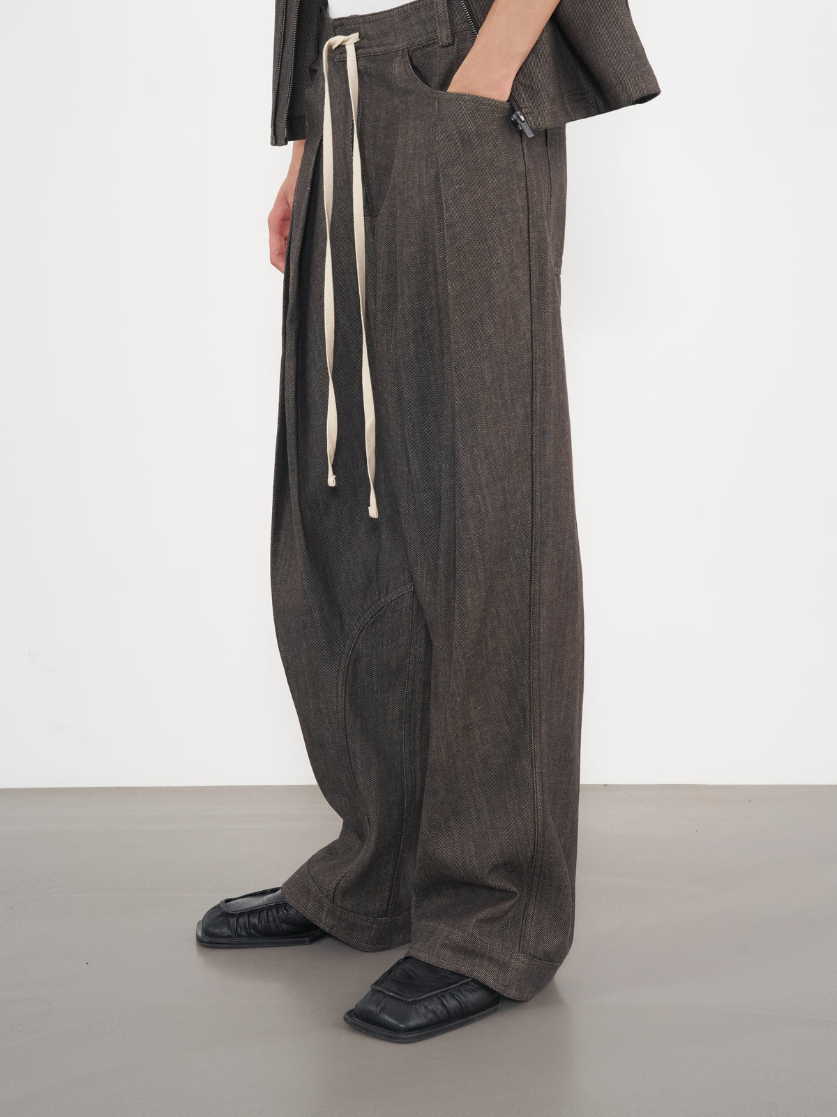 Voluminous Drawstring Trousers 立體量感綁帶長褲-Black